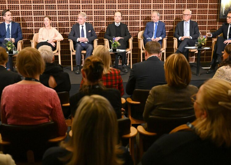 Presidenttiehdokkaat kohtasivat EK:n paneelissa marraskuun puolivälissä. Kuvassa Mika Aaltola (vas.), Li Andersson, Pekka Haavisto, Jussi Halla-aho, Harry Harkimo, Olli Rehn ja Alexander Stubb.