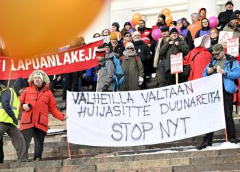 Helsingin Senaatintorille kokoontui helmikuun alussa 13 000 ihmistä osoittamaan mieltään hallituksen esityksiä vastaan.