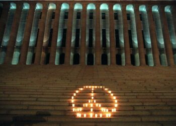 Rauhanliiton mielenosoitus eduskuntatalon edessä YK:n päivänä 1999. Arkistokuva.