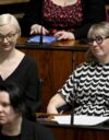 Vasemmistoliiton Minja Koskela (vas.) ja Aino-Kaisa Pekonen ihmettelevät terveydenhuollon rahoituksen suuntaa.