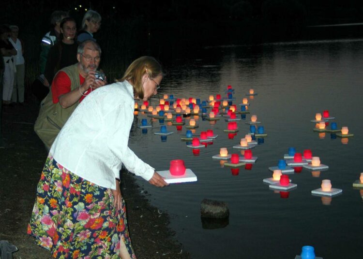 Kynttilät muistuttavat vuosittain Hiroshiman ja Nagasakin ydinpommeista. Kuva on vuoden 2012 tapahtumasta Helsingin Töölönlahdelta.