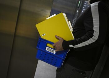 Hallitus helpottaa irtisanomisia torstain annettavalla esityksellä.