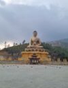 Jättiläismäinen Buddhan patsas Bhutanin vuorilla, Suuri Buddha Dordenma. Buddhalainen Bhutan on maailman ainoa hiilinegatiivinen maa, mutta silti haavoittuvainen ilmastonmuutoksen seurauksille.