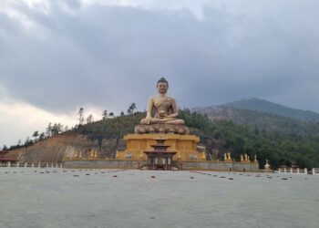Jättiläismäinen Buddhan patsas Bhutanin vuorilla, Suuri Buddha Dordenma. Buddhalainen Bhutan on maailman ainoa hiilinegatiivinen maa, mutta silti haavoittuvainen ilmastonmuutoksen seurauksille.