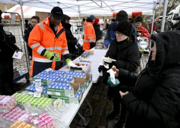 Vasemmistoliitto toi leikkausten kohteiden äänen eduskuntaan, kun tiistaina käsittelyssä oli toimeentulotuen leikkaus. Kuva Hurstin ruokajakelusta Hakaniemen torilla itsenäisyyspäivänä.