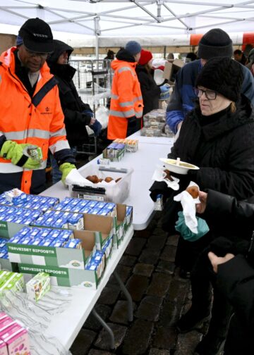 Vasemmistoliitto toi leikkausten kohteiden äänen eduskuntaan, kun tiistaina käsittelyssä oli toimeentulotuen leikkaus. Kuva Hurstin ruokajakelusta Hakaniemen torilla itsenäisyyspäivänä.