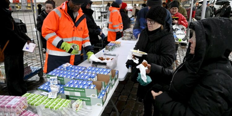 Vasemmistoliitto toi leikkausten kohteiden äänen eduskuntaan, kun tiistaina käsittelyssä oli toimeentulotuen leikkaus. Kuva Hurstin ruokajakelusta Hakaniemen torilla itsenäisyyspäivänä.