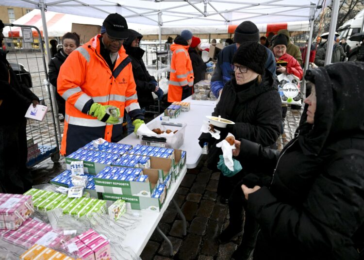 Vasemmistoliitto toi leikkausten kohteiden äänen eduskuntaan, kun tiistaina käsittelyssä oli toimeentulotuen leikkaus. Kuva Hurstin ruokajakelusta Hakaniemen torilla itsenäisyyspäivänä.