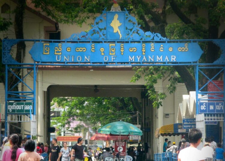 Arkistokuva Thaimaan ja Myanmarin rajalta. Jopa kuusi miljoonaa myanmarilaista asuu Thaimaassa.