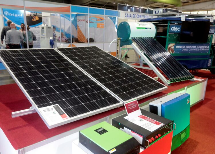 Vuonna 2024 Havannassa järjestetyillä kansainvälisillä teollisuusmessuilla esiteltiin aurinkosähköjärjestelmiä. Aurinkopaneelit ovat yhä liian kalliita useimmille kuubalaisille.