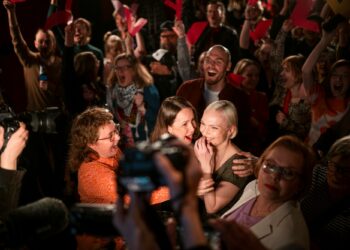 Vasemmistoliitto otti Minja Koskelan johtolla kunta- ja aluevaaleissa vaalivoiton viime vuonna. Kuvassa Koskelaa onnittelevat kansanedustaja Veronika Honkasalo ja puoluesihteeri Anna Mäkipää.