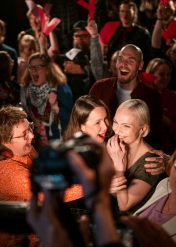 Vasemmistoliitto otti Minja Koskelan johtolla kunta- ja aluevaaleissa vaalivoiton viime vuonna. Kuvassa Koskelaa onnittelevat kansanedustaja Veronika Honkasalo ja puoluesihteeri Anna Mäkipää.