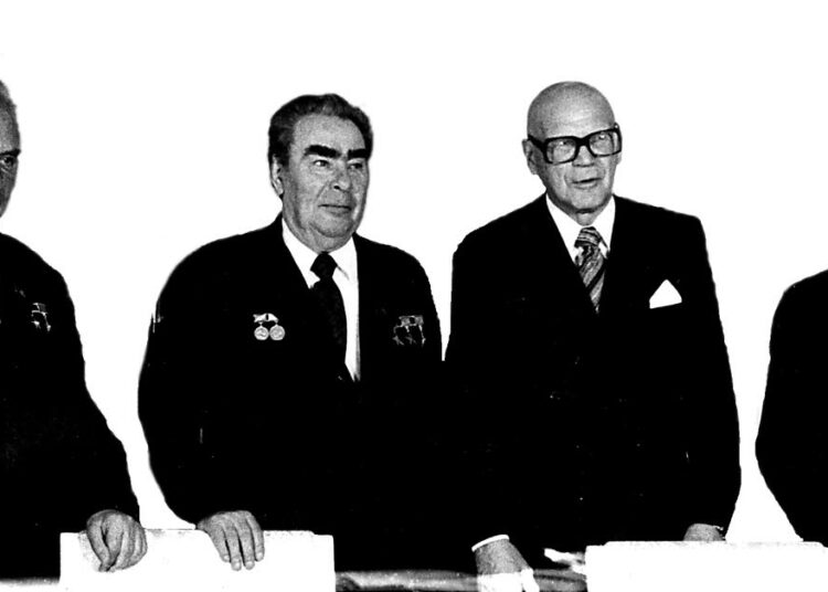 Pääministeri Aleksei Kosygin (vas.), NKP:n pääsihteeri Leonid Bre nev, presidentti Urho Kekkonen ja presidentti Nikolai Podgorny Moskovassa keväällä 1977.