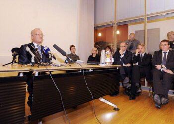Vaalirahakomitean tiedotustilaisuudessa olivat (vasemmalta) työryhmän puheenjohtaja Lauri Tarasti ja oikeusministeri Tuija Brax (vihr.) sekä komitean jäsenet istumassa rivissä vasemmalta Euroopan parlamentin jäsen Sari Essayah (kd.), puoluesihteeri Sirpa Puhakka (vas.), kansanedustaja Pirkko Ruohonen-Lerner (ps.), kansanedustaja Eero Heinäluoma (sd.), kansanedustaja, Pekka Haavisto (vihr.), puoluesihteeri Jarmo Korhonen (kesk.), kansanedustaja Mats Nylund (ruots.) ja puoluesihteeri Taru Tujunen (kok.).