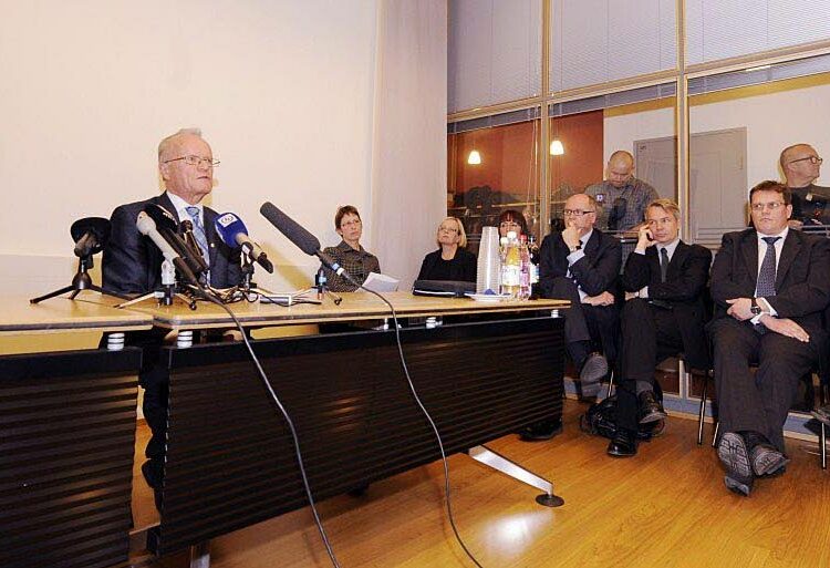 Vaalirahakomitean tiedotustilaisuudessa olivat (vasemmalta) työryhmän puheenjohtaja Lauri Tarasti ja oikeusministeri Tuija Brax (vihr.) sekä komitean jäsenet istumassa rivissä vasemmalta Euroopan parlamentin jäsen Sari Essayah (kd.), puoluesihteeri Sirpa Puhakka (vas.), kansanedustaja Pirkko Ruohonen-Lerner (ps.), kansanedustaja Eero Heinäluoma (sd.), kansanedustaja, Pekka Haavisto (vihr.), puoluesihteeri Jarmo Korhonen (kesk.), kansanedustaja Mats Nylund (ruots.) ja puoluesihteeri Taru Tujunen (kok.).