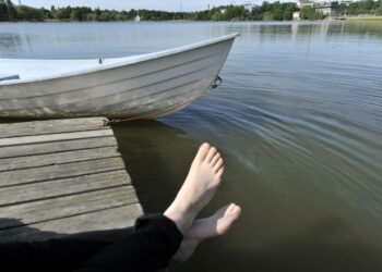 Kesämökkiläiset haluavat keskittyä mökkiduunien sijasta lomailuun.