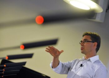 Valtiovarainministeri Jyrki Kataisen (kok.) mukaan Suomen finanssipolitiikka muuttuu vähitellen elvyttävästä kiristäväksi.