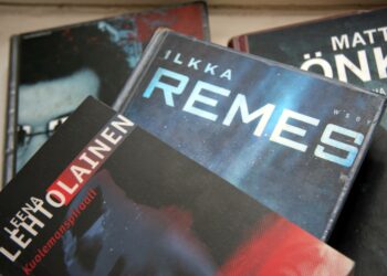 Suomalaiset dekkarit ovat muuttuneet vuosisadassa monipuolisemmiksi. Henkilöhahmoihin on tullut enemmän yksityiskohtia.