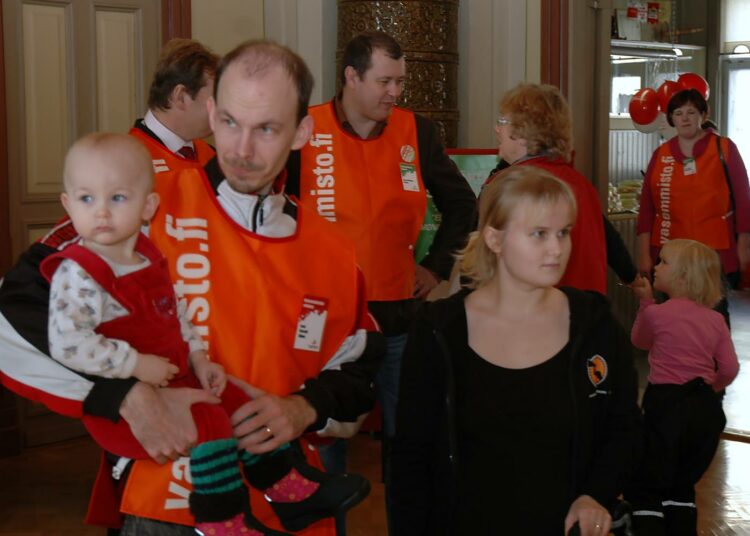 Hämeen Vasemmistoliiton kampanja-avauksen ohjelma kiehtoi ehdokas Sami Varsellia ja Olga-tytärtä sekä puoliso Amanda Leppästä. Takana ehdokas Janne Nieminen, oven suussa Irma Taavela.