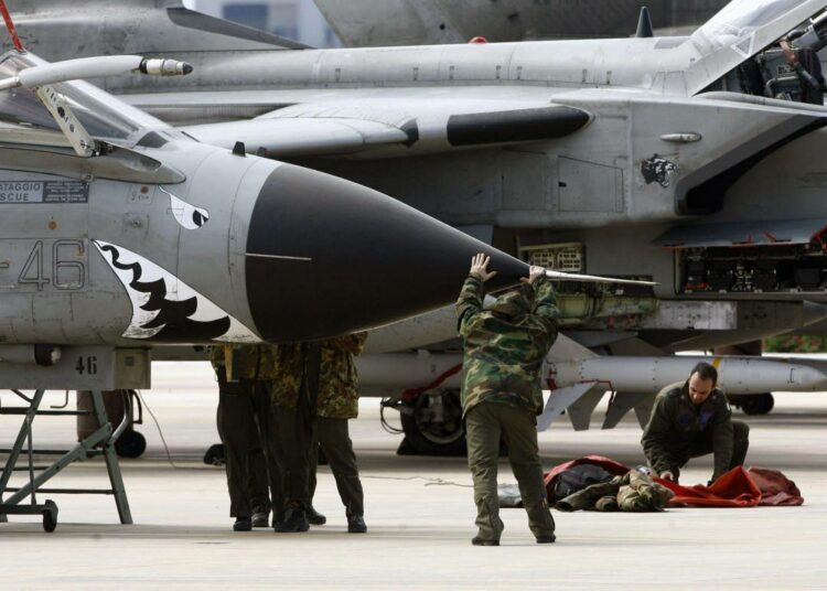 Teknikot valmistelevat hävittäjäkonetta Libyaan kohdistuvia ilmaiskuja varten Trabani-Birgin lentotukikohdassa, Sisiliassa.