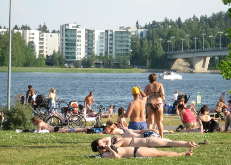Korkean säteilytasotason aikaan auringolta suojautumisessa on syytä olla huolellinen.