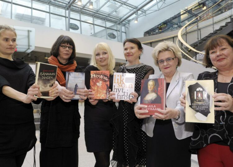 Kirjallisuuden Finlandia-palkintoa tavoittelevat Jenni Linturi, Kristina Carlson, Laura Gustafsson, Rosa Liksom, Laila Hirvisaari ja Eeva-Kaarina Aronen.