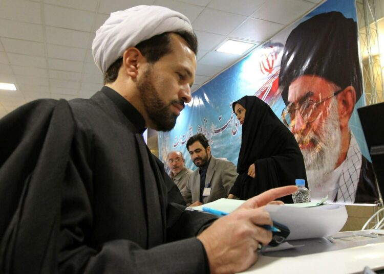 Iranilainen mies rekisteröityi jouluaattona ehdokkaaksi parlamenttivaaleissa.
