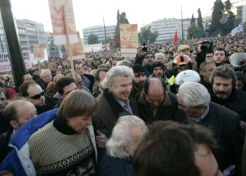 Mikis Theodorakis mielenosoituksessa Kreikan parlamenttitalolla 12. helmikuuta.
