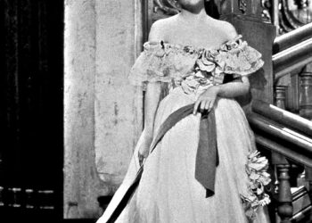 Rebekka on Alfred Hitchcockin tyylikäs klassikko rikkaan leskimiehen uudesta vaimosta. Kuvassa Joan Fontaine.