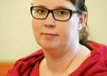 Liikenneministeri Merja Kyllönen on joutunut Rakennusliiton johtokaksikon hampaisiin.