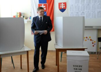 Vasemmiston Smer-puolueen johtaja Robert Fico äänestämässä Bratislavassa lauantaina.