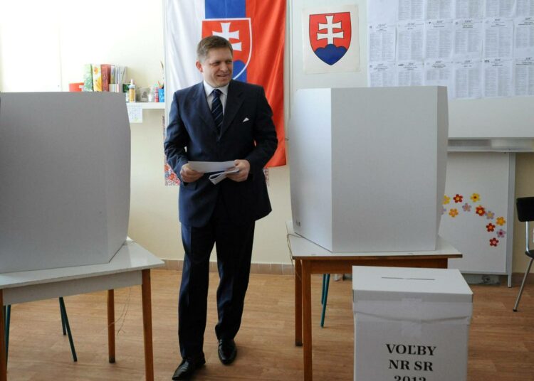 Vasemmiston Smer-puolueen johtaja Robert Fico äänestämässä Bratislavassa lauantaina.