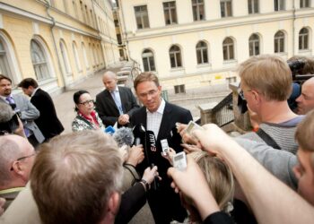 Pääministeri Jyrki Katainen esitteli hallituksen tiedonantoa tiedotusvälineille keskiviikkona. Eduskunta alkaa sen ruotimisen torstaina iltapäivällä.