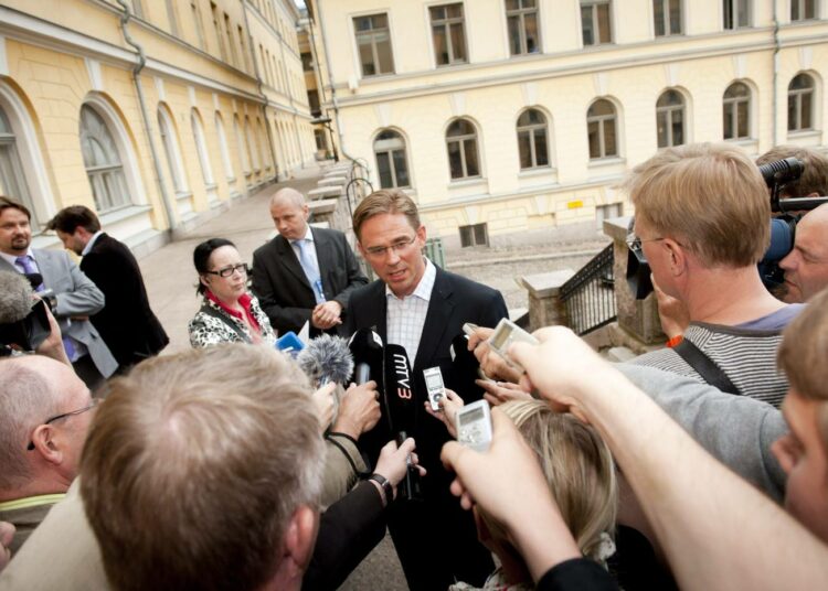 Pääministeri Jyrki Katainen esitteli hallituksen tiedonantoa tiedotusvälineille keskiviikkona. Eduskunta alkaa sen ruotimisen torstaina iltapäivällä.