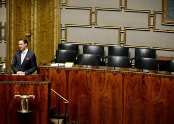 Pääministeri Jyrki Katainen oli keskiviikkona aamupäivällä yksin puolustamassa hallituksen budjettiesitystä.