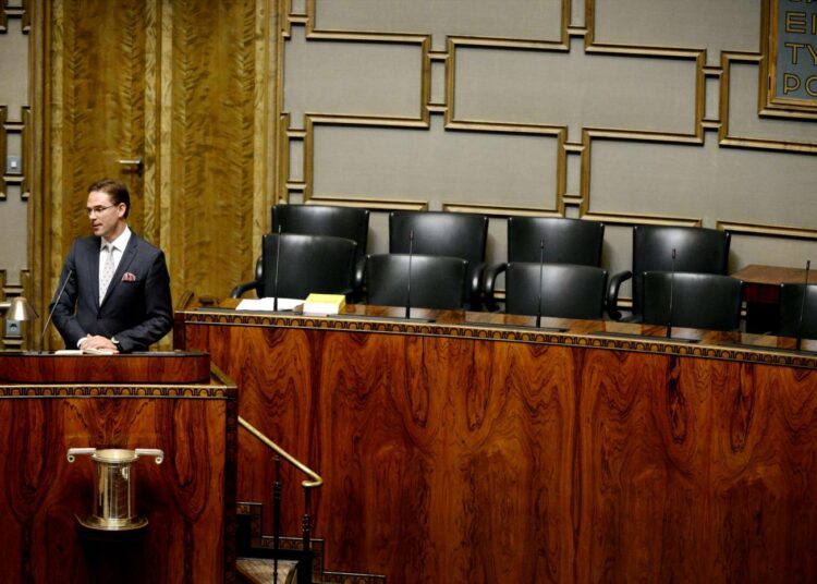 Pääministeri Jyrki Katainen oli keskiviikkona aamupäivällä yksin puolustamassa hallituksen budjettiesitystä.
