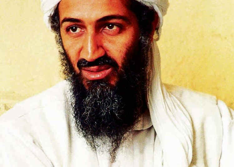 Osama bin Ladenin surmaamiseen osallistunut Yhdysvaltojen erikoisjoukkojen entinen sotilas ihmettelee tuoreessa kirjassaan sitä, ettei bin Laden yrittänyt lainkaan puolustautua hyökkääjiä vastaan.