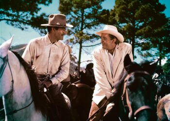 Kapinallisten asekätkö on western, jossa asekauppias Kennedy ja palkkasotilas Wilson (Robert Mitchum, oik.) kamppailevat aselastista ja naisista.