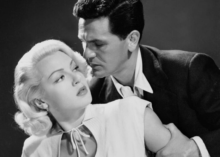 Kohtalon tuomio on  James M. Cainin romaaniin perustuva klassikko kulkurin ja aviovaimon rakastumisesta. Kuvassa Lana Turner ja John Garfield.