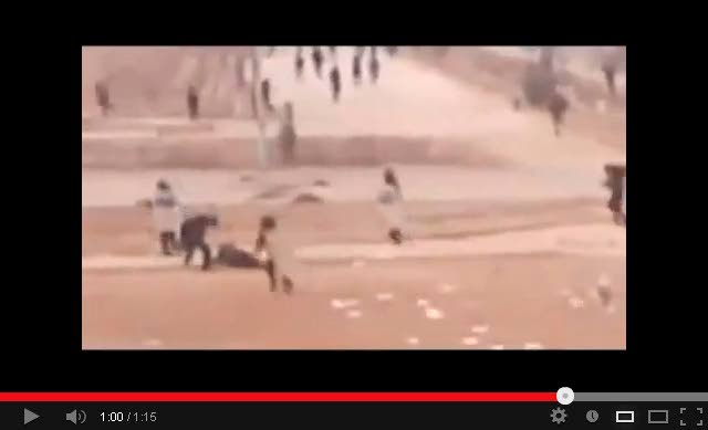 Julia Mazurovan dokumentista Zhanaozen – The Unknown Tragedy näkyy, miten poliisit ampuivat ja hakkasivat mielenosoittajia Žanaozenissä Kazakstanissa joulukuussa 2011. Kuva on Youtube-palvelussa julkaistusta trailerista.