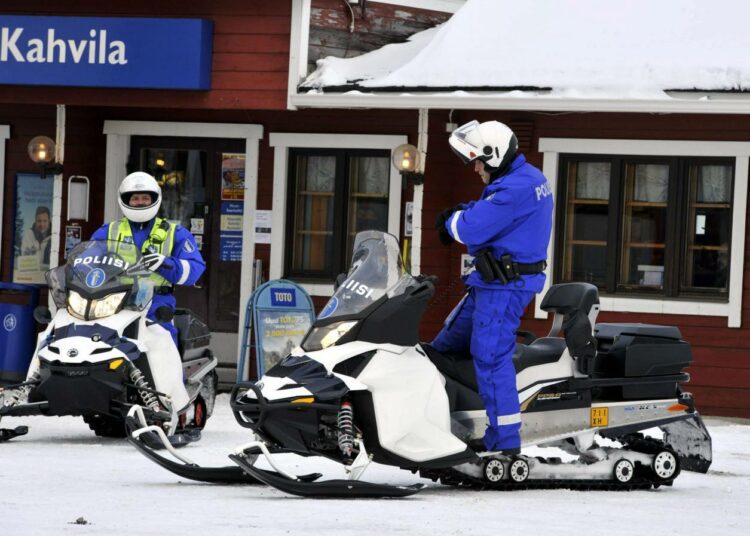Lumikelkkapoliisit partioivat Saariselällä viime vuoden maaliskuussa.