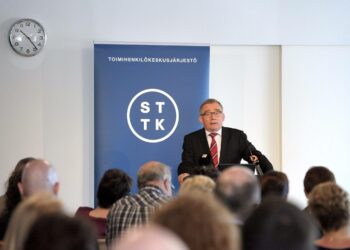STTK:n puheenjohtaja Mikko Mäenpää puhumassa STTK:n edustajakokouksessa torstaina.