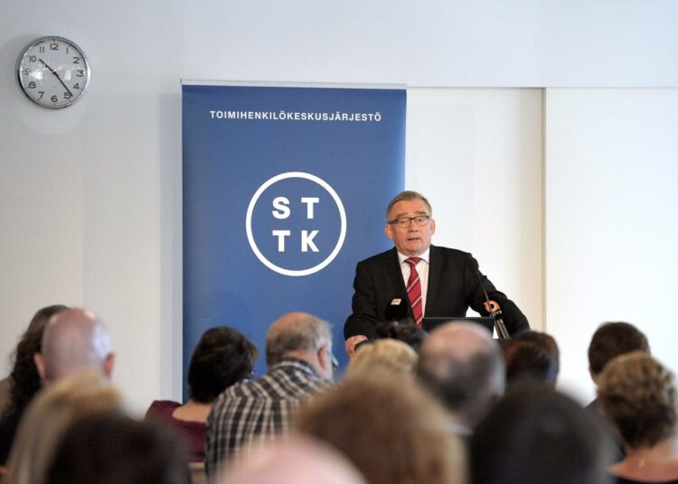 STTK:n puheenjohtaja Mikko Mäenpää puhumassa STTK:n edustajakokouksessa torstaina.