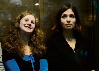 Pussy Riotin vankeustuomion saaneet jäsenet Marija Aljohina ja Nadežda Tolokonnikova kuvattuna oikeuden istunnossa viime lokakuussa.