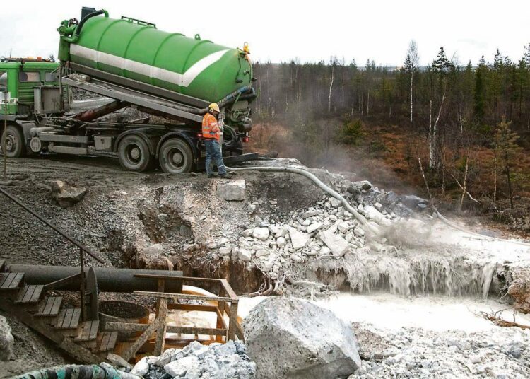 Tankkiauto levitti kalkkimaitoa varolammikoiden väliseen ojaan Talvivaaran kaivoksella Sotkamossa marraskuussa 2012.