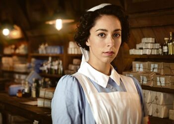 Uusi vapaaehtoisten hoitoapulaisten ryhmä saapuu Ranskaan. Kenttäsairaalan karu arki karsii pian sisarten ruusuiset luulot. Kuvassa Oona Chaplin.