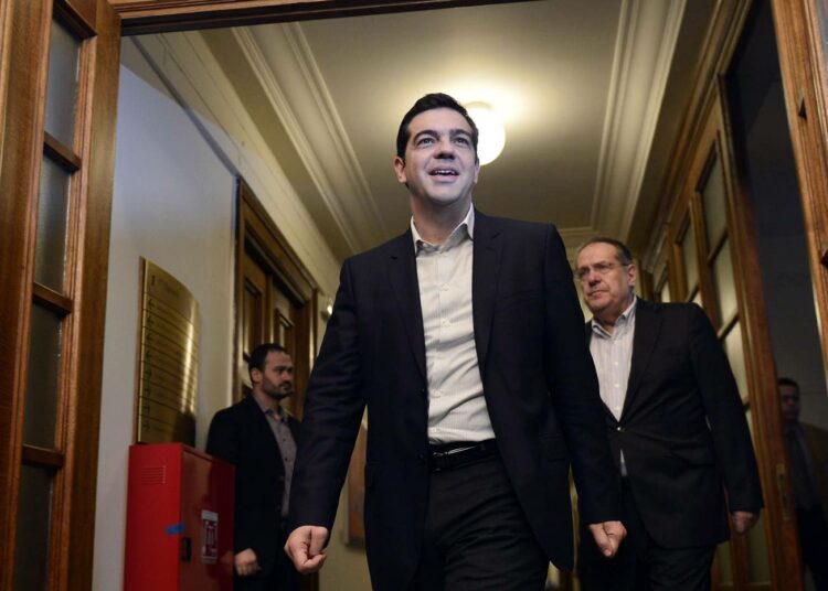 Tuore pääministeri Alexis Tsipras saapumassa uuden hallituksen ensimmäiseen istuntoon keskiviikkona Ateenassa.