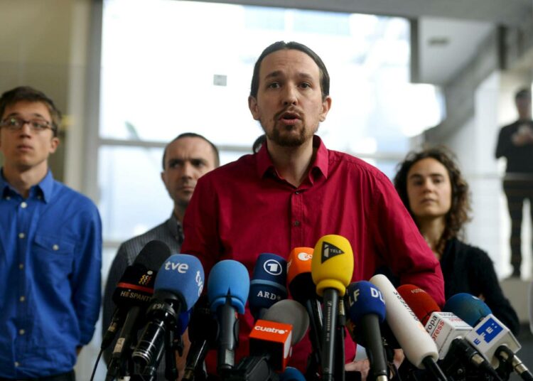 Podemosin johtaja Pablo Iglesias puhumassa lehdistötilaisuudessa maanantaina.