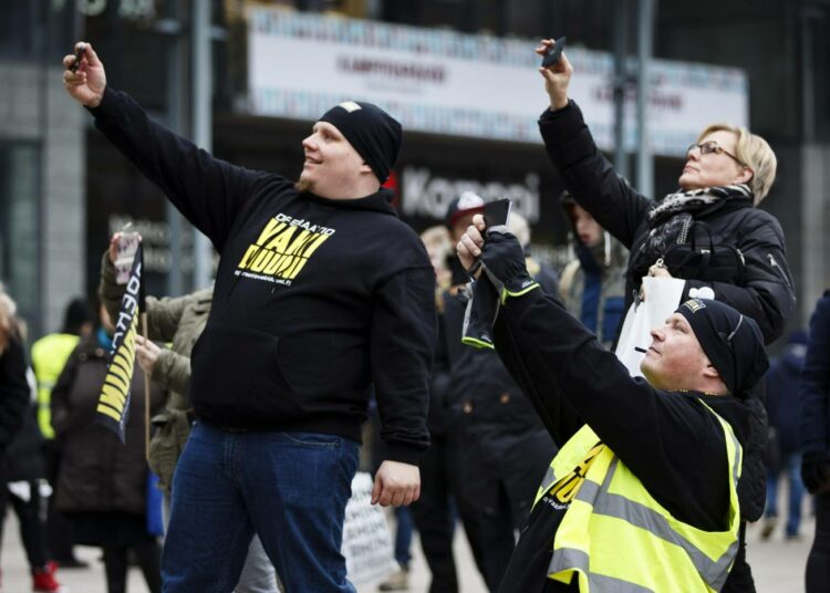 Selfien kuvaajia Operaatio Vakiduuni -kampanjan järjestämässä Loppu nollatuntisopimuksille -mielenilmauksessa Helsingin Narinkkatorilla lauantaina 28. helmikuuta 2015. Suomalaisista 58 prosenttia haluaisi kieltää nollatuntityösopimukset lailla, kertoo Operaatio Vakiduuni -kampanjan teettämä kyselytutkimus.