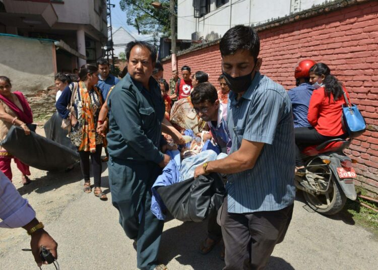 Potilaita tuotiin ulos sairaalarakennuksesta voimakkaan jälkijäristyksen iskiessä tiistaina Kathmandussa.